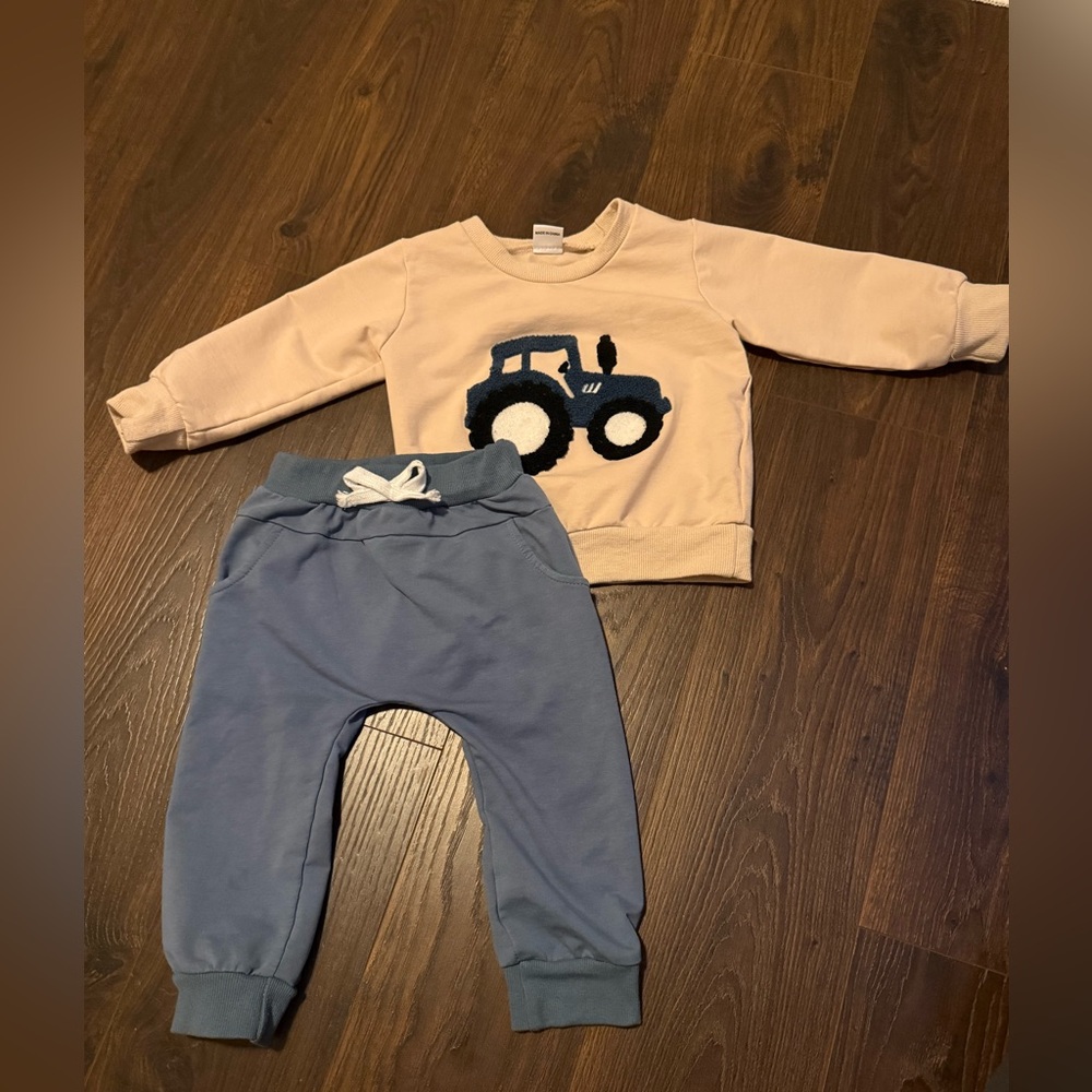 Two-Piece Sweatsuit Set with Tractor Design - Beige & Blue